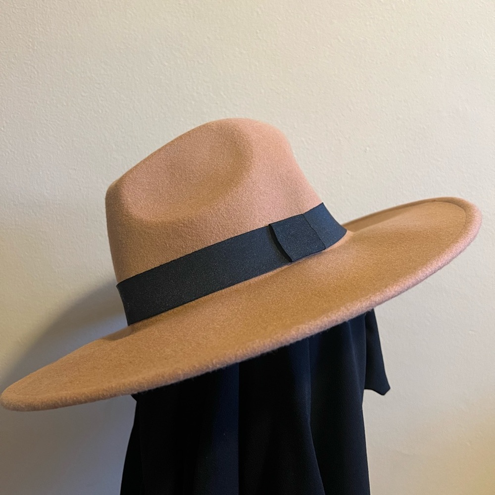 Women’s Tan/Nude Flat Brim Hat